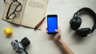 Elleri kullanmak telefon ile farklılık chroma anahtar ekranlar - kırmızı, mavi, yeşil