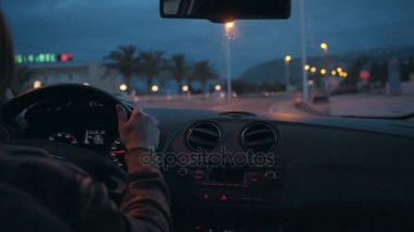 Tatil beldesi ve banliyölerde sürüş gece