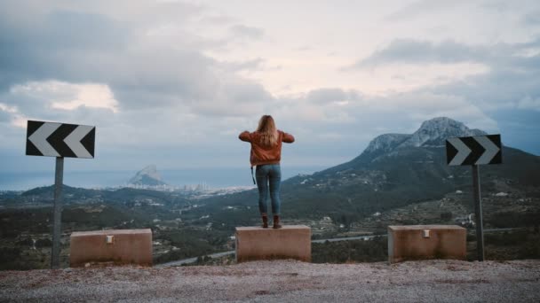 Menina loira viaja nas montanhas — Vídeo de Stock