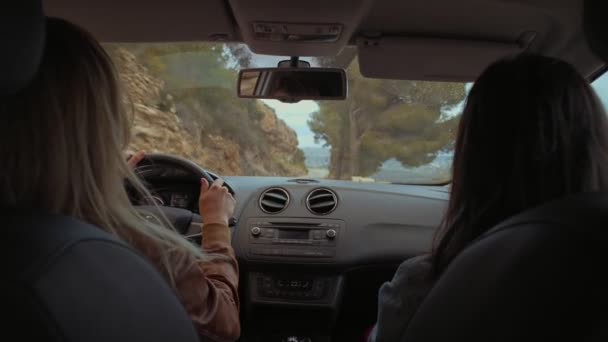 Conducir en serpentina de montaña — Vídeo de stock