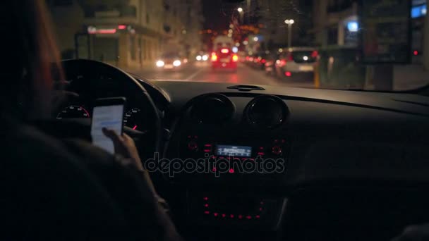 Natt körning i utväg stad och förorter — Stockvideo