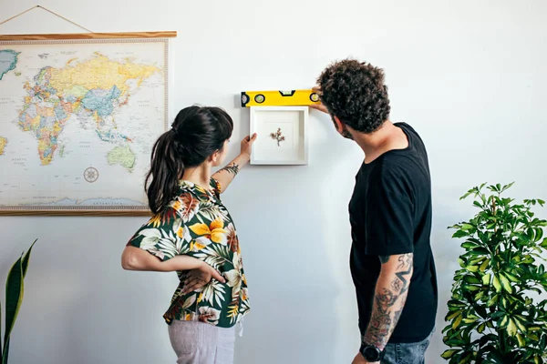 Mujer y novio cuelgan marco — Foto de Stock