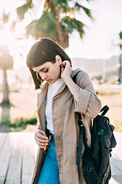 新潮时尚的女人，穿着棉大衣 — 图库照片