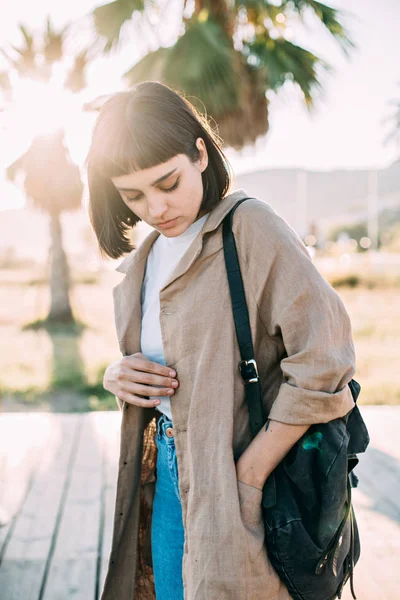 Donna alla moda in cappotto di cotone — Foto Stock