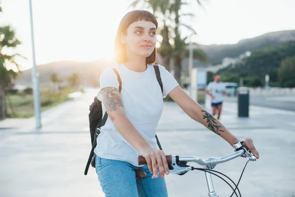 女子骑着自行车在柔和的阳光 — 图库照片