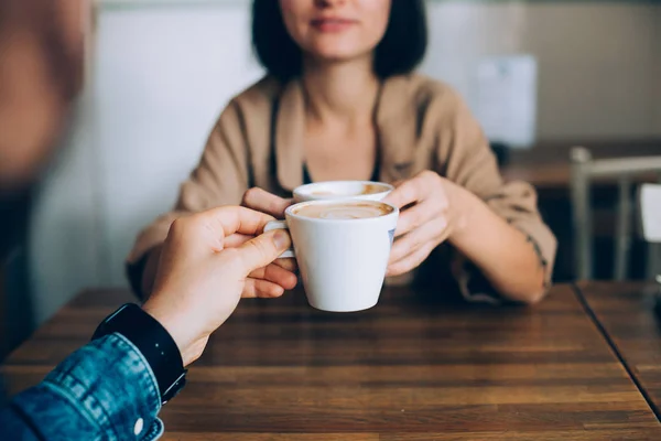 Člověk míní přítelkyně dává káva — Stock fotografie