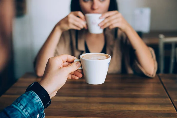 Férfi és nő kávét iszik — Stock Fotó