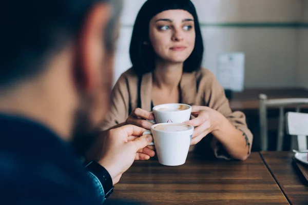 Женщина и мужчина в милом очаровательном кафе — стоковое фото