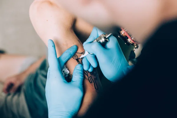 Close-up de tatuagens artista profissional — Fotografia de Stock