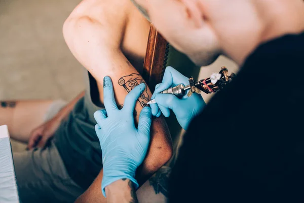 Хипстеру делают татуировку с пиццей — стоковое фото