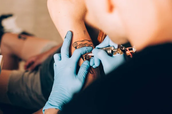 Close up of professional artist tattooing — Stock Photo, Image
