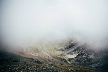 Passo di stelvio bulutların üzerinde göster