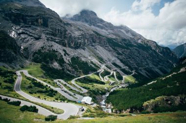 Passo di Stelvio, İtalya içinde güneşli gün