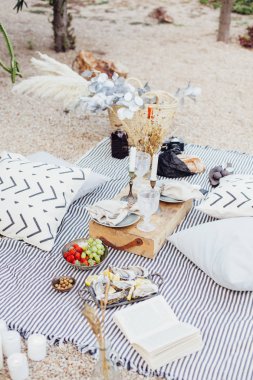 Parkta bohem tarzı romantik piknik