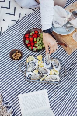 Hipster çift taze istiridye sahiptir