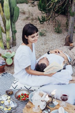 Piknik battaniye var çift romantik Tarih üzerinde yatıyordu