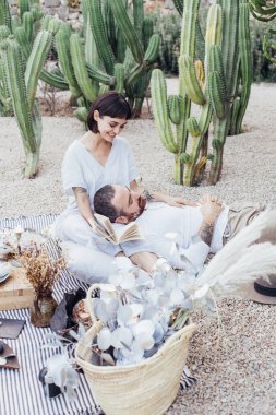 Piknik battaniye var çift romantik Tarih üzerinde yatıyordu