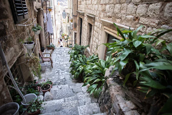 Beautiful narrow street going down — Stock Photo, Image
