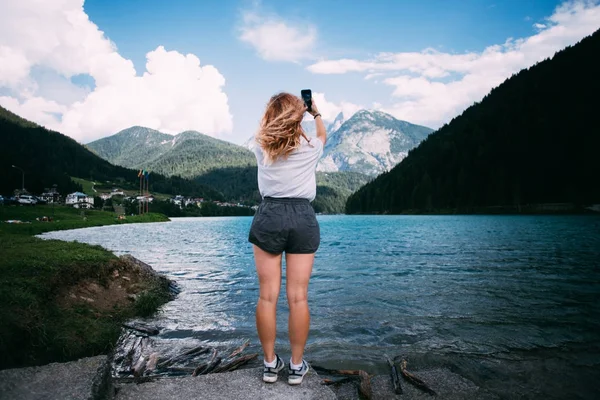 Woman makes photo of mountains — Stock Photo, Image