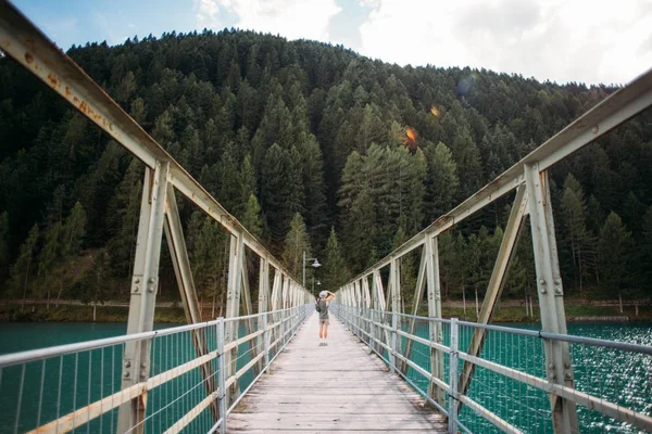 Man with camera makes photo of nature — Stock Photo, Image