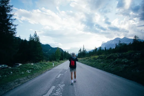 Fotógrafo camina en camino vacío —  Fotos de Stock