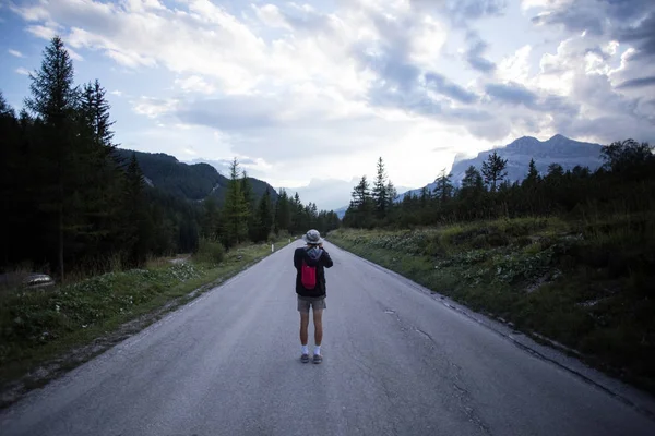 Photographer walks on empty road — Stock Photo, Image