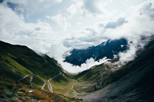 Vista en carretera nublada en las montañas — Foto de Stock