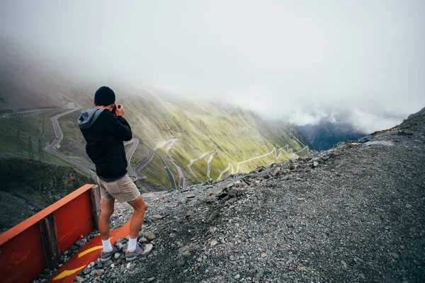 Исследователь стоит на вершине горы — стоковое фото