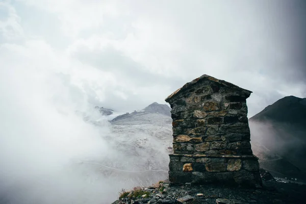 Mijlpaal bovenop de passo di stelvio, Italië — Stockfoto