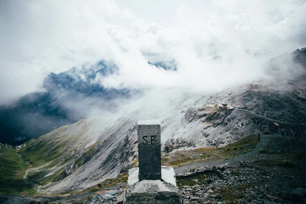 Milestone on top of passo di stelvio, itália — Fotografia de Stock