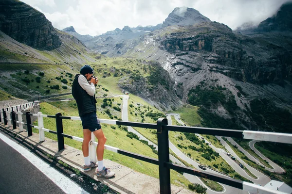 Fotografen står på toppen av berget — Stockfoto