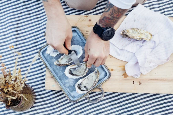 Fresh oysters on metal tray at picnic — Stock Photo, Image