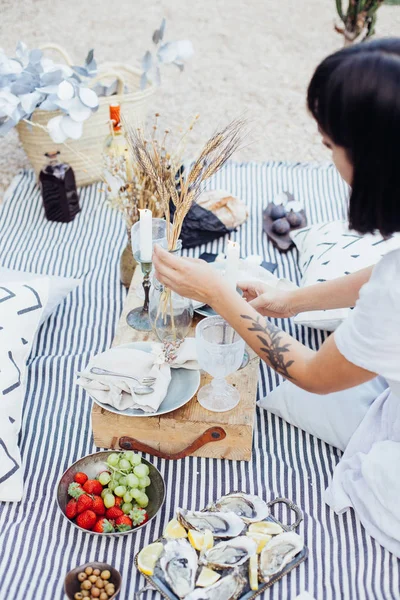 Kadın düğün piknik süslemeleri düzenler — Stok fotoğraf