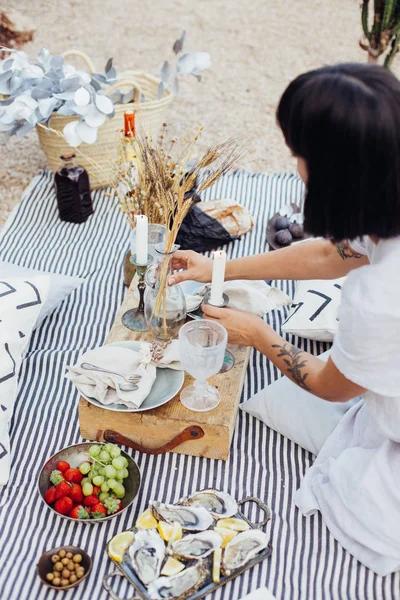 Woman arranges wedding picnic decorations — Stock Photo, Image