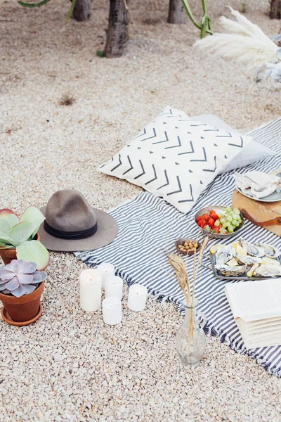 Parkta bohem tarzı romantik piknik — Stok fotoğraf