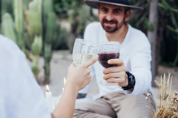 Couple clinks glasses on chic picnic — Stock Photo, Image