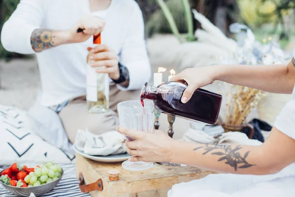 Mujer vierte vino tinto en vaso — Foto de Stock