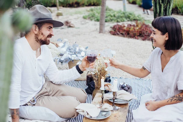 Paar klirrt Gläser auf schickem Picknick — Stockfoto