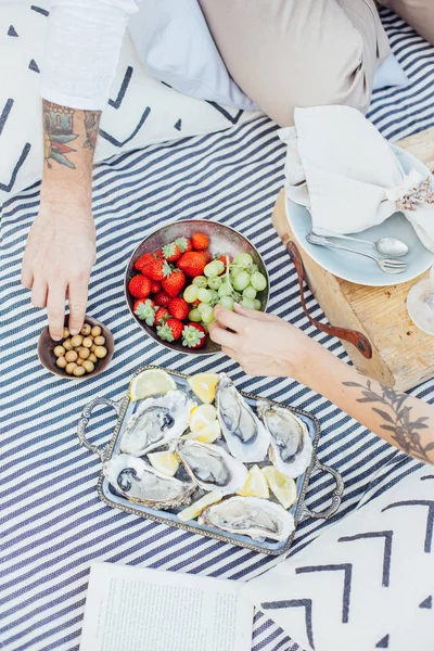 Hipster couple enjoys fresh oysters — Stock Photo, Image