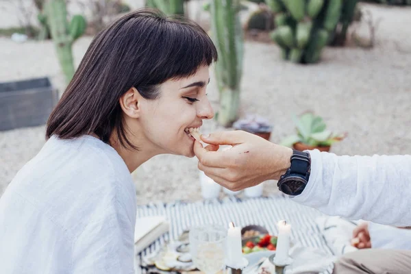 Namorado alimenta suas amigas lanches — Fotografia de Stock