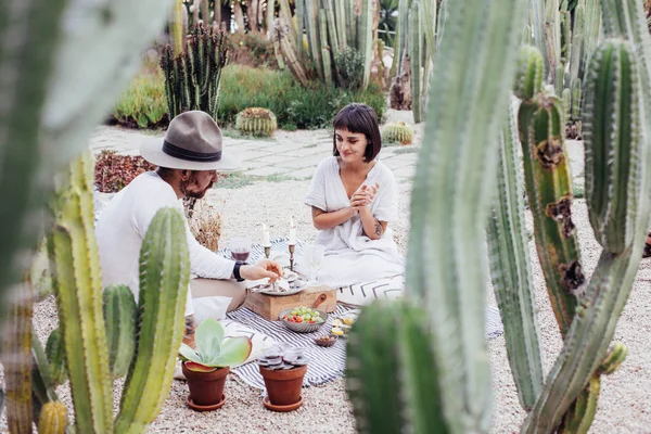 Hipster casal bebe vinho em piquenique — Fotografia de Stock