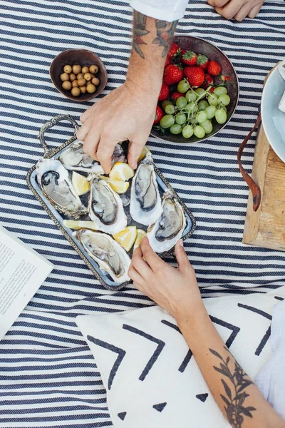 Hipster pareja disfruta de ostras frescas — Foto de Stock