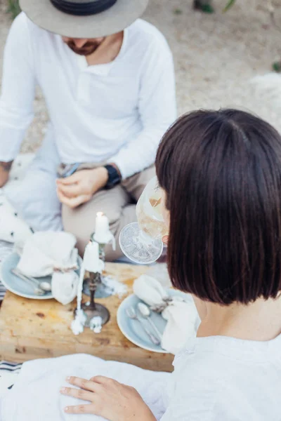 Hipster cuplu bea vin pe picnic — Fotografie, imagine de stoc