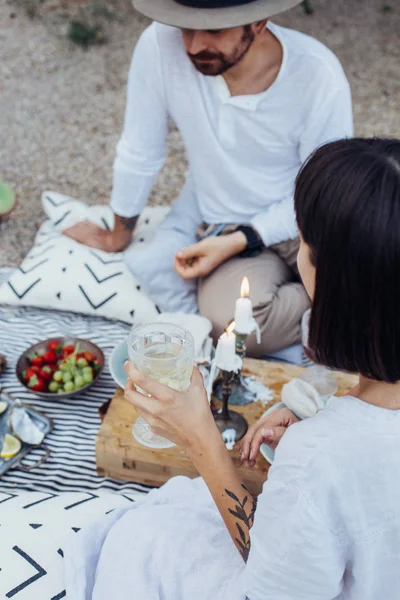 Hipster cuplu bea vin pe picnic — Fotografie, imagine de stoc