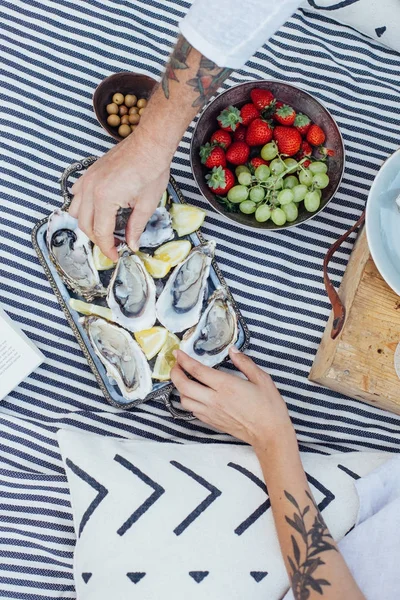 Hipster couple enjoys fresh oysters — Stock Photo, Image