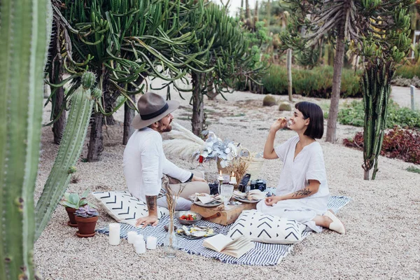 Пара на романтическом свидании лежала на одеяле для пикника — стоковое фото