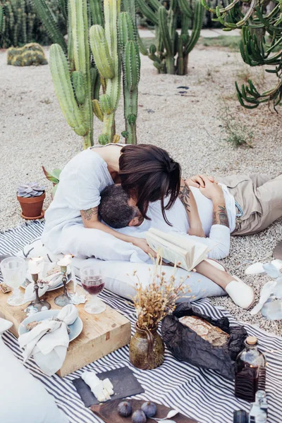 Пара на романтическом свидании лежала на одеяле для пикника — стоковое фото