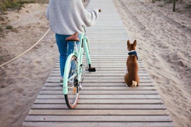 Esmer kadın kumsalda yürür