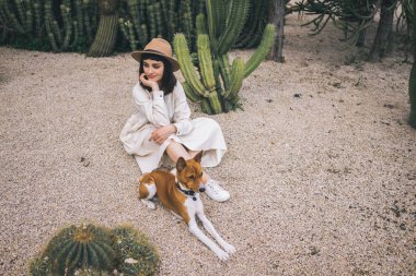 Amish kız yürüyor