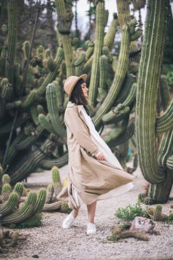 Amish kız yürüyor